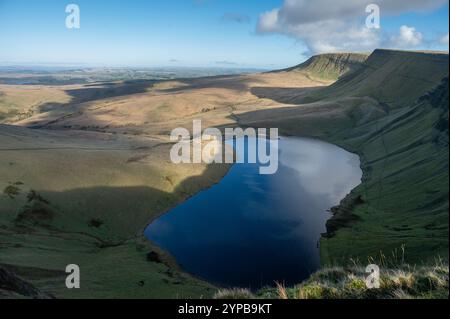 Llyn y Fan Fach und die Gipfel von Picws du und Fan Foel aus Pant tyle Gwyn, Carmarthenshire, Wales, Großbritannien Stockfoto