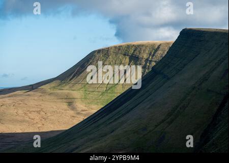 Die Gipfel von Picws du und Fan Foel aus Pant tyle Gwyn, Carmarthenshire, Wales, Großbritannien Stockfoto