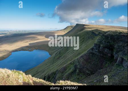 Llyn y Fan Fach und die Gipfel von Picws du und Fan Foel aus Pant tyle Gwyn, Carmarthenshire, Wales, Großbritannien Stockfoto