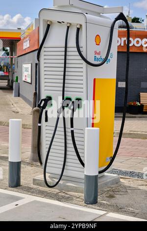 18. August 2022 - Erneuerbare Energien in den Niederlanden: Eine Mehrfachladestation für Elektrofahrzeuge an einer Tankstelle in Hoogeveen. Stockfoto