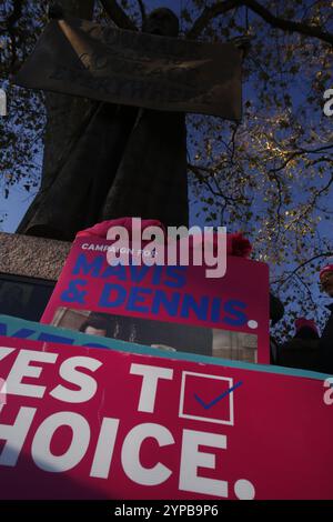 29. November 2024, Westminster, London, Vereinigte Staaten, treffen sich Aktivisten, während das Parlament über Sterbehilfe abstimmt. Das Gesetz zur Unterstützung des Sterbens wird im Parlament diskutiert. Sie würde es Sterblichen ermöglichen, Hilfe zu erhalten, um ihr Leben zu beenden. Da die Meinungen über das Gesetz gegenüber den Houses of Parliament gespalten sind, warten die Wahlkämpfer auf das Ergebnis der Abstimmung. Foto: Roland Ravenhill/Alamy Stockfoto