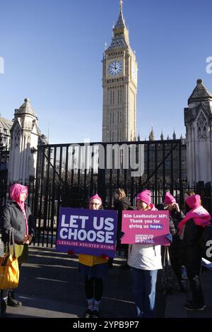 29. November 2024, Westminster, London, Vereinigte Staaten, treffen sich Aktivisten, während das Parlament über Sterbehilfe abstimmt. Das Gesetz zur Unterstützung des Sterbens wird im Parlament diskutiert. Sie würde es Sterblichen ermöglichen, Hilfe zu erhalten, um ihr Leben zu beenden. Da die Meinungen über das Gesetz gegenüber den Houses of Parliament gespalten sind, warten die Wahlkämpfer auf das Ergebnis der Abstimmung. Foto: Roland Ravenhill/Alamy Stockfoto