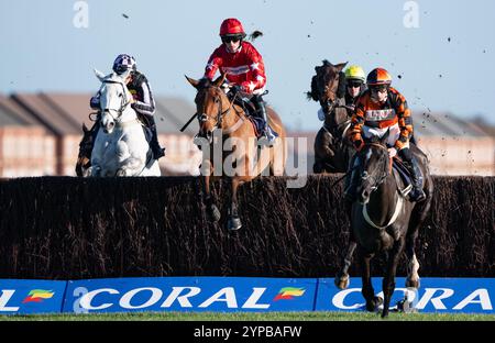 Newbury, Großbritannien. Freitag, 29. November 2024. Kalif du Berlais und Harry Cobden gewinnen den Coral Racing Club Novices Handicap Chase für Trainer Paul Nicholls und Besitzer Ferguson, Mason, Hales & Done. Credit JTW equine Images / Alamy Live News Stockfoto