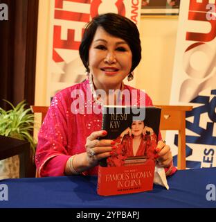 KUALA LUMPUR MALAYSIA 29/11/2024 . Yue-Sai Kan, die gerade ihre erste englische Biografie bei der französischen Botschaft in Kuala Lumpur, malaysia, veröffentlicht hat. Die berühmteste Frau in China und wie sie es gemacht hat, spricht mit Tatler über Sexismus im Showbiz, die Bedeutung der asiatischen Repräsentation und ihren neuerlichen Ruhm auf YouTube. NEW YORK, New YORK, 15. November 2024, nannte sie die Königin des Königreichs der Mitte, das People Magazine bezeichnete sie als die berühmteste Frau in China, und internationale Medien haben sie mit EstÃ e Lauder und dem Oprah von China verglichen. Yue-Sai Kan, ein Name in China und sogar auf Briefmarken, Stockfoto