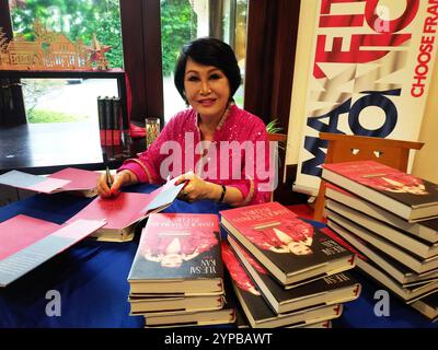 KUALA LUMPUR MALAYSIA 29/11/2024 . Yue-Sai Kan, die gerade ihre erste englische Biografie bei der französischen Botschaft in Kuala Lumpur, malaysia, veröffentlicht hat. Die berühmteste Frau in China und wie sie es gemacht hat, spricht mit Tatler über Sexismus im Showbiz, die Bedeutung der asiatischen Repräsentation und ihren neuerlichen Ruhm auf YouTube. NEW YORK, New YORK, 15. November 2024, nannte sie die Königin des Königreichs der Mitte, das People Magazine bezeichnete sie als die berühmteste Frau in China, und internationale Medien haben sie mit EstÃ e Lauder und dem Oprah von China verglichen. Yue-Sai Kan, ein Name in China und sogar auf Briefmarken, Stockfoto