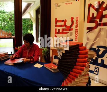 KUALA LUMPUR MALAYSIA 29/11/2024 . Yue-Sai Kan, die gerade ihre erste englische Biografie bei der französischen Botschaft in Kuala Lumpur, malaysia, veröffentlicht hat. Die berühmteste Frau in China und wie sie es gemacht hat, spricht mit Tatler über Sexismus im Showbiz, die Bedeutung der asiatischen Repräsentation und ihren neuerlichen Ruhm auf YouTube. NEW YORK, New YORK, 15. November 2024, nannte sie die Königin des Königreichs der Mitte, das People Magazine bezeichnete sie als die berühmteste Frau in China, und internationale Medien haben sie mit EstÃ e Lauder und dem Oprah von China verglichen. Yue-Sai Kan, ein Name in China und sogar auf Briefmarken, Stockfoto