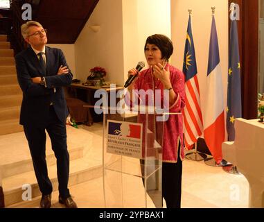 KUALA LUMPUR MALAYSIA 29/11/2024 . Yue-Sai Kan, die gerade ihre erste englische Biografie bei der französischen Botschaft in Kuala Lumpur, malaysia, veröffentlicht hat. Die berühmteste Frau in China und wie sie es gemacht hat, spricht mit Tatler über Sexismus im Showbiz, die Bedeutung der asiatischen Repräsentation und ihren neuerlichen Ruhm auf YouTube. NEW YORK, New YORK, 15. November 2024, nannte sie die Königin des Königreichs der Mitte, das People Magazine bezeichnete sie als die berühmteste Frau in China, und internationale Medien haben sie mit EstÃ e Lauder und dem Oprah von China verglichen. Yue-Sai Kan, ein Name in China und sogar auf Briefmarken, Stockfoto