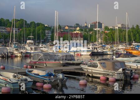 LAPPEENRANTA, FINNLAND - 12. JUNI 2017: Im Stadthafen an einem bewölkten Juni-Morgen Stockfoto