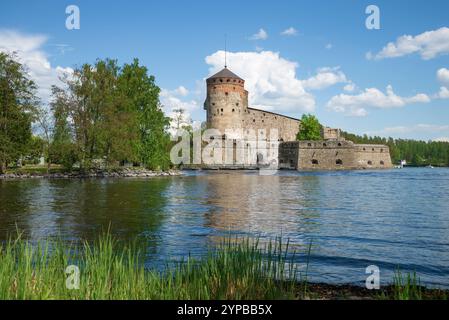 Die antike Festung Olavinlinna (Olafsborg, 1475) in der Juni-Landschaft an einem sonnigen Tag. Savonlinna, Finnland Stockfoto