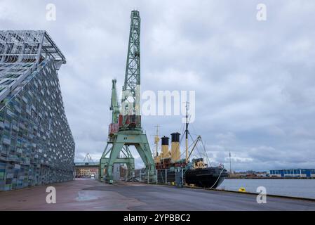 KOTKA, FINNLAND - 2. NOVEMBER 2019: Ein Kran und ein altes Dampfschiff im Gebäude des Vellamo Maritime Centre an einem bewölkten Novembertag Stockfoto