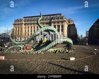 Brüssel, Belgien November 2024. Nicolas Landemard/Le Pictorium - der Nauti-Oktopus in Brüssel. - 29/11/2024 - Belgien/Brüssel/Brüssel - Installation auf dem Place du Plais de Justice in der belgischen Hauptstadt des Nauti-Octopus, Skulptur von Francois Schuiten, Benoit Peeters. Quelle: LE PICTORIUM/Alamy Live News Stockfoto