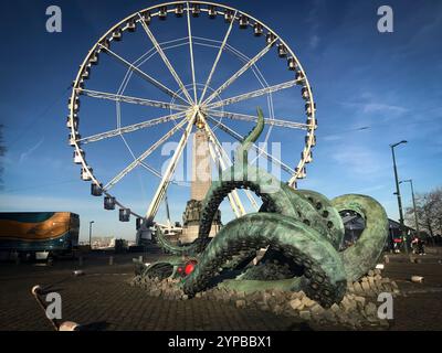 Brüssel, Belgien November 2024. Nicolas Landemard/Le Pictorium - der Nauti-Oktopus in Brüssel. - 29/11/2024 - Belgien/Brüssel/Brüssel - Installation auf dem Place du Plais de Justice in der belgischen Hauptstadt des Nauti-Octopus, Skulptur von Francois Schuiten, Benoit Peeters. Quelle: LE PICTORIUM/Alamy Live News Stockfoto