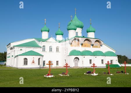 Die alte Kathedrale der Verklärung des Herrn (1644) an einem sonnigen Junitag. Das Alexander-Svirsky-Kloster Der Heiligen Dreifaltigkeit. Region Leningrad, R Stockfoto