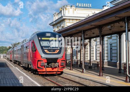 RYBINSK, RUSSLAND - 25. AUGUST 2024: Russischer Eisenbahnbus RA-3 'Orlan' am Bahnsteig des Bahnhofs Rybinsk an einem Augustmorgen Stockfoto