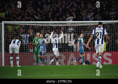 Donostia / San Sebastián, Gipuzkoa, Spanien - 28. November 2024: Mikel Oyarzabal ermutigt die Zuschauer beim Spiel Real Sociedad gegen AFC Ajax, Teil der Europa League, in der reale Arena. Quelle: Rubén Gil/Alamy Live News. Stockfoto