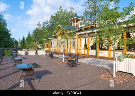 RYBINSK, RUSSLAND - 25. AUGUST 2024: Café im Retro-Stil mit offener Veranda am Ufer des Tscheremukha-Flusses an einem sonnigen Augustmorgen Stockfoto