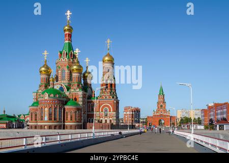 YOSHKAR-OLA, RUSSLAND - 31. AUGUST 2024: Blick auf die Verkündigungskirche und den Verkündigungsturm von der Theaterbrücke an einem sonnigen Augusttag Stockfoto