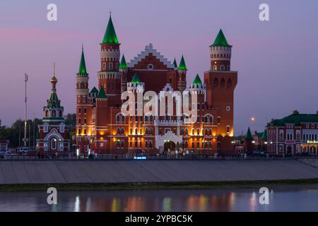 YOSHKAR-OLA, RUSSLAND - 31. AUGUST 2024: Modernes Puppentheater in der Sommerdämmerung Stockfoto