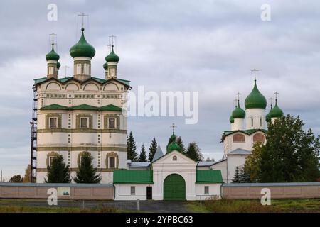 Am Eingang zum alten Nikolo-Vyazhischski-Kloster an einem bewölkten Oktobermorgen. Nachbarschaft von Veliky Nowgorod, Russland Stockfoto