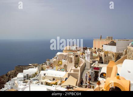 Oia, Santorini, Griechenland - 24. Mai 2024: Weiße Architektur der Stadt Oia auf der Insel Santorin Stockfoto