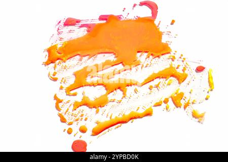 Abstrakte, leuchtend orange, nasse Farbtropfen und Flecken auf weißem Hintergrund. Leuchtende Neonfarben. Street Art isoliert Stockfoto