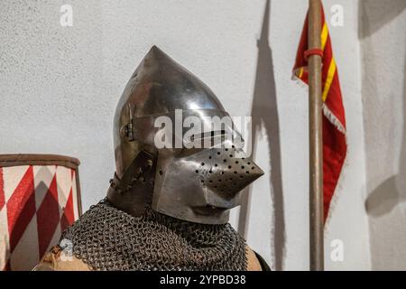 VYBORG, RUSSLAND - 24. NOVEMBER 2024: Bascinet ist der Ritterhelm mit einem Hundertgugel-Visier in Nahaufnahme. Die Ausstellung des Museums des 'Knight's Ho Stockfoto