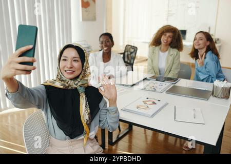 Lächelndes Team Bei Büromeetings Stockfoto