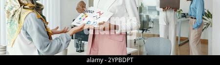 Diskussion von Designkonzepten in modernen Büroumgebungen Stockfoto