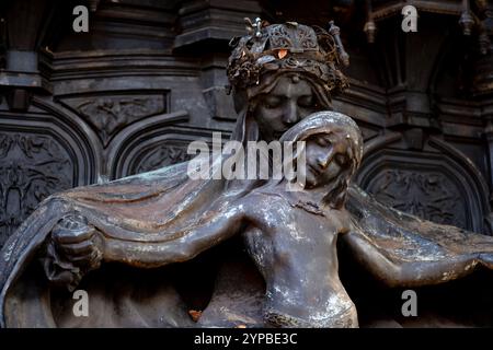 Details aus dem Queen Alexandra Memorial von Sir Alfred Gilbert, einer Bronzeschicht mit allegorischen Figuren, die in der Gartenwand des Marlborough House aufgestellt sind Stockfoto