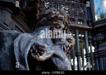 Details aus dem Queen Alexandra Memorial von Sir Alfred Gilbert, einer Bronzeschicht mit allegorischen Figuren, die in der Gartenwand des Marlborough House aufgestellt sind Stockfoto