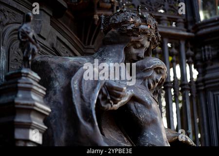 Details aus dem Queen Alexandra Memorial von Sir Alfred Gilbert, einer Bronzeschicht mit allegorischen Figuren, die in der Gartenwand des Marlborough House aufgestellt sind Stockfoto