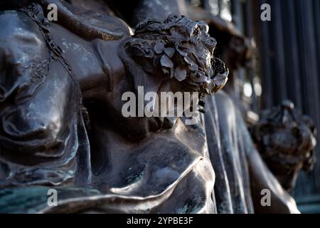 Details aus dem Queen Alexandra Memorial von Sir Alfred Gilbert, einer Bronzeschicht mit allegorischen Figuren, die in der Gartenwand des Marlborough House aufgestellt sind Stockfoto