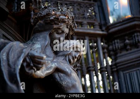 Details aus dem Queen Alexandra Memorial von Sir Alfred Gilbert, einer Bronzeschicht mit allegorischen Figuren, die in der Gartenwand des Marlborough House aufgestellt sind Stockfoto