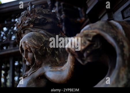 Details aus dem Queen Alexandra Memorial von Sir Alfred Gilbert, einer Bronzeschicht mit allegorischen Figuren, die in der Gartenwand des Marlborough House aufgestellt sind Stockfoto