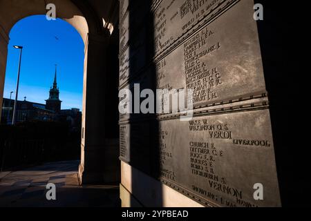 Mercantile Marine war Memorial, entworfen von Sir Edwin Lutyens und enthüllt 1928 am Tower Hill gegenüber dem Tower of London Stockfoto