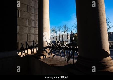 Mercantile Marine war Memorial, entworfen von Sir Edwin Lutyens und enthüllt 1928 am Tower Hill gegenüber dem Tower of London Stockfoto