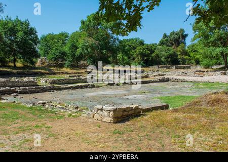 Die Überreste des Triconch-Palastes aus dem 5. Jahrhundert im Archaeological Park Butrint, im Butrint-Nationalpark, Albanien. Ein UNESCO-Weltkulturerbe Stockfoto