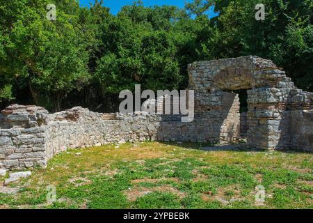 Die Überreste des Triconch-Palastes aus dem 5. Jahrhundert im Archaeological Park Butrint, im Butrint-Nationalpark, Albanien. Ein UNESCO-Weltkulturerbe Stockfoto