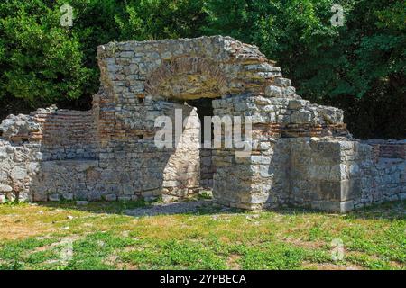 Die Überreste des Triconch-Palastes aus dem 5. Jahrhundert im Archaeological Park Butrint, im Butrint-Nationalpark, Albanien. Ein UNESCO-Weltkulturerbe Stockfoto