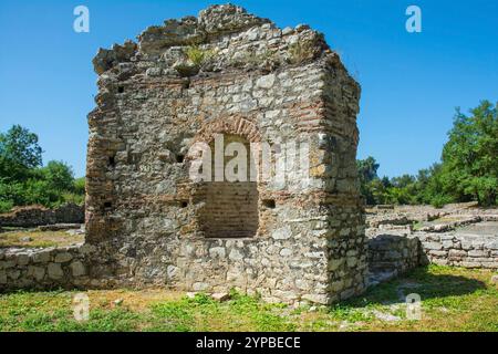 Die Überreste des Triconch-Palastes aus dem 5. Jahrhundert im Archaeological Park Butrint, im Butrint-Nationalpark, Albanien. Ein UNESCO-Weltkulturerbe Stockfoto