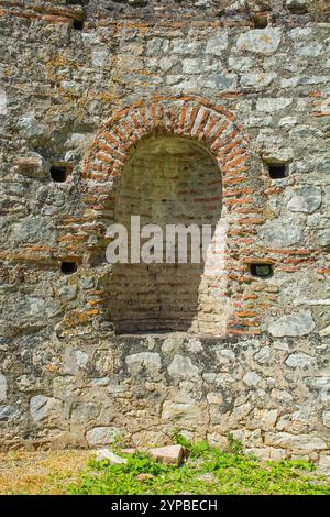 Die Überreste des Triconch-Palastes aus dem 5. Jahrhundert im Archaeological Park Butrint, im Butrint-Nationalpark, Albanien. Ein UNESCO-Weltkulturerbe Stockfoto