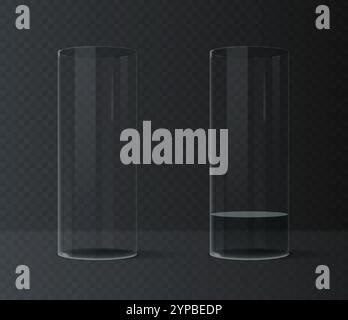 Leere und gefüllte realistische Gläser für Wasser, Saft oder Milch, isoliert auf dunklem Hintergrund. Vektor-3D-Illustration. Stock Vektor