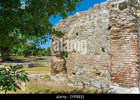 Die Überreste des Triconch-Palastes aus dem 5. Jahrhundert im Archaeological Park Butrint, im Butrint-Nationalpark, Albanien. Ein UNESCO-Weltkulturerbe Stockfoto