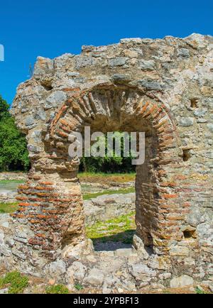 Die Überreste des Triconch-Palastes aus dem 5. Jahrhundert im Archaeological Park Butrint, im Butrint-Nationalpark, Albanien. Ein UNESCO-Weltkulturerbe Stockfoto