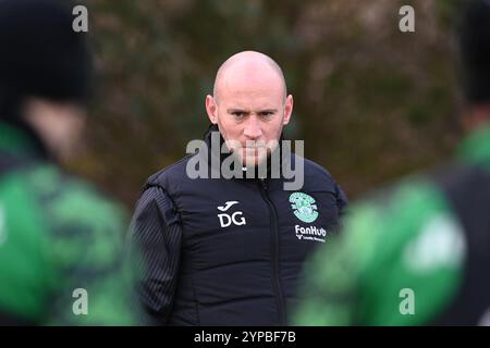 East Mains.Ormiston.Tranent.East Lothian.Scotland.UK. 29. November 24 Hibernian Manager David Gray während der Trainingseinheit für William Hill Premiership Match vs. Motherwell Credit: eric mccowat/Alamy Live News Stockfoto