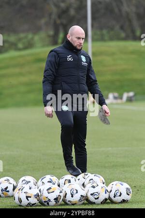 East Mains.Ormiston.Tranent.East Lothian.Scotland.UK. 29. November 24 Hibernian Manager David Gray während der Trainingseinheit für William Hill Premiership Match vs. Motherwell Credit: eric mccowat/Alamy Live News Stockfoto