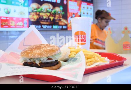 Hannover, Deutschland. November 2024. ILLUSTRATION - Ein Tablett mit Whoppers, Pommes Frites und Cola steht in einem Burger King Fast-Food-Restaurant. Quelle: Julian Stratenschulte/dpa/Alamy Live News Stockfoto