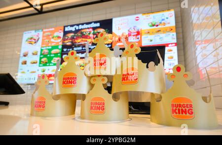 Hannover, Deutschland. November 2024. ILLUSTRATION - Kronen stehen in einem Restaurant der Fast-Food-Kette Burger King. Quelle: Julian Stratenschulte/dpa/Alamy Live News Stockfoto