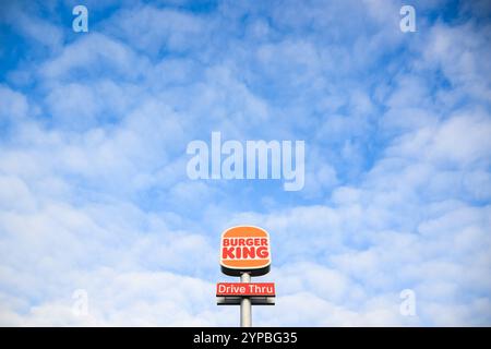 Hannover, Deutschland. November 2024. ABBILDUNG: Ein Logo weist auf ein Restaurant hin, das zur Fast-Food-Kette Burger King gehört. Quelle: Julian Stratenschulte/dpa/Alamy Live News Stockfoto