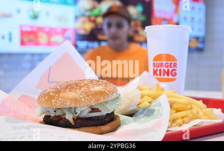 Hannover, Deutschland. November 2024. ILLUSTRATION - Ein Tablett mit Whoppers, Pommes Frites und Cola steht in einem Burger King Fast-Food-Restaurant. Quelle: Julian Stratenschulte/dpa/Alamy Live News Stockfoto